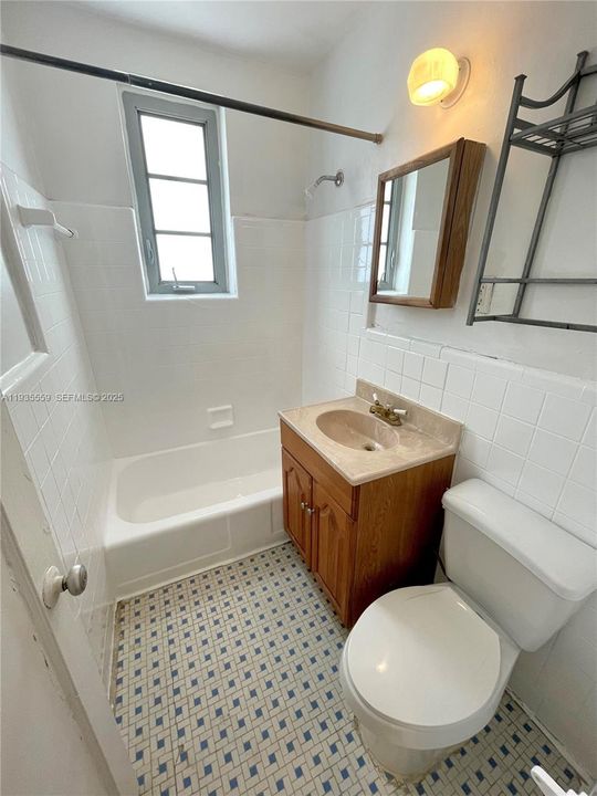 出租: $1,575 (0 贝兹, 1 浴室, 325 平方英尺)