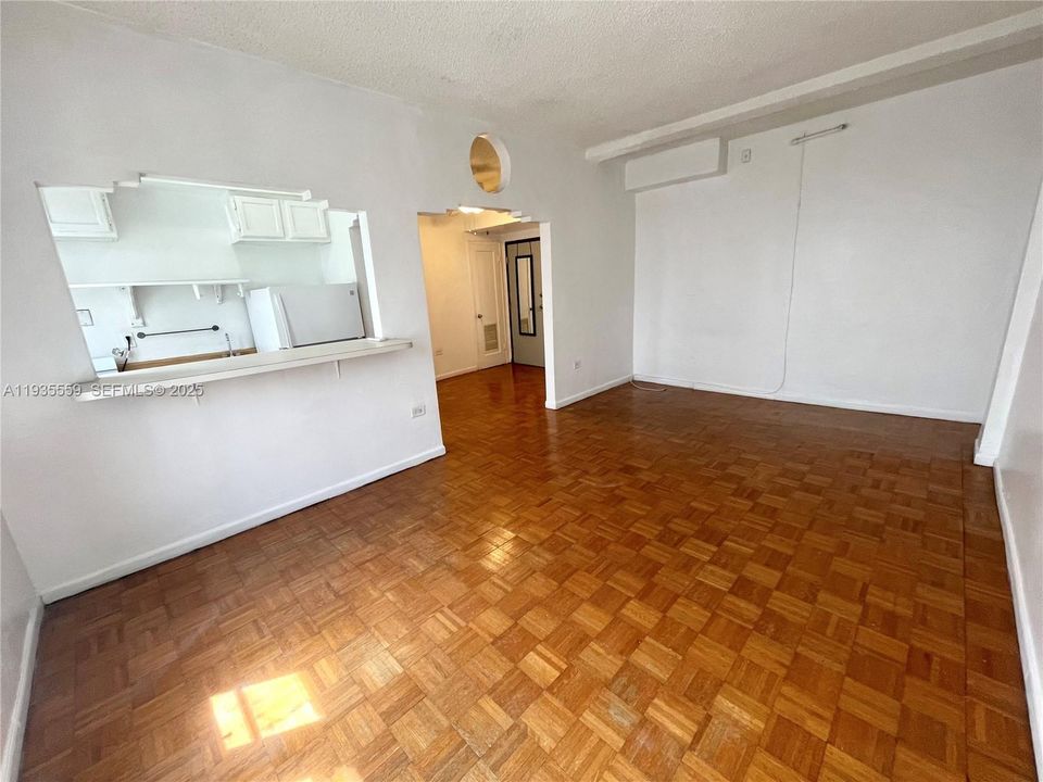 出租: $1,575 (0 贝兹, 1 浴室, 325 平方英尺)