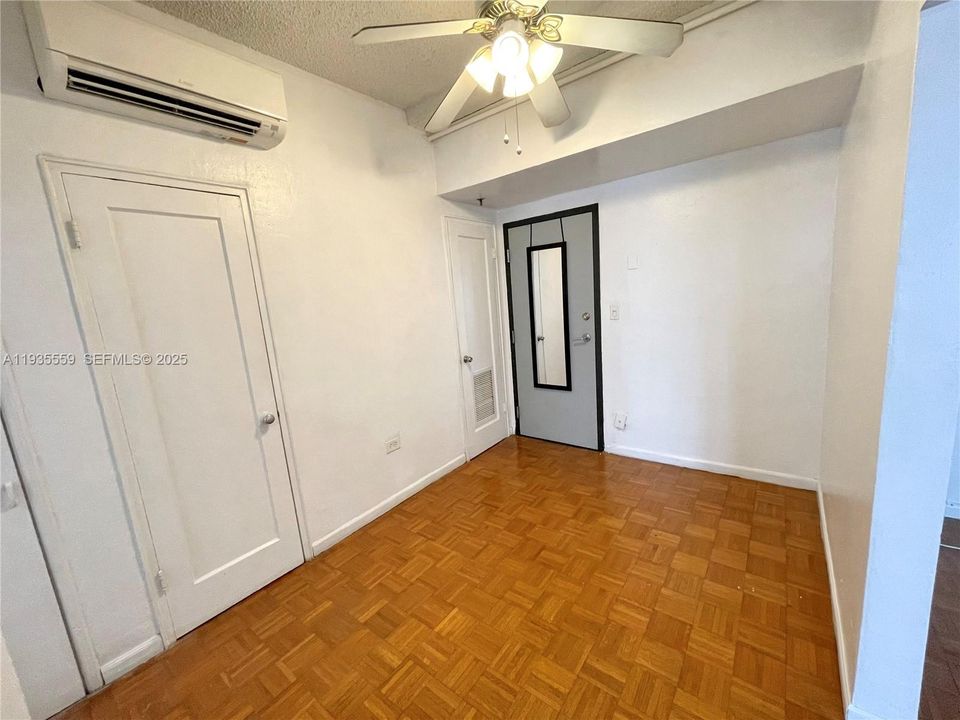 出租: $1,575 (0 贝兹, 1 浴室, 325 平方英尺)