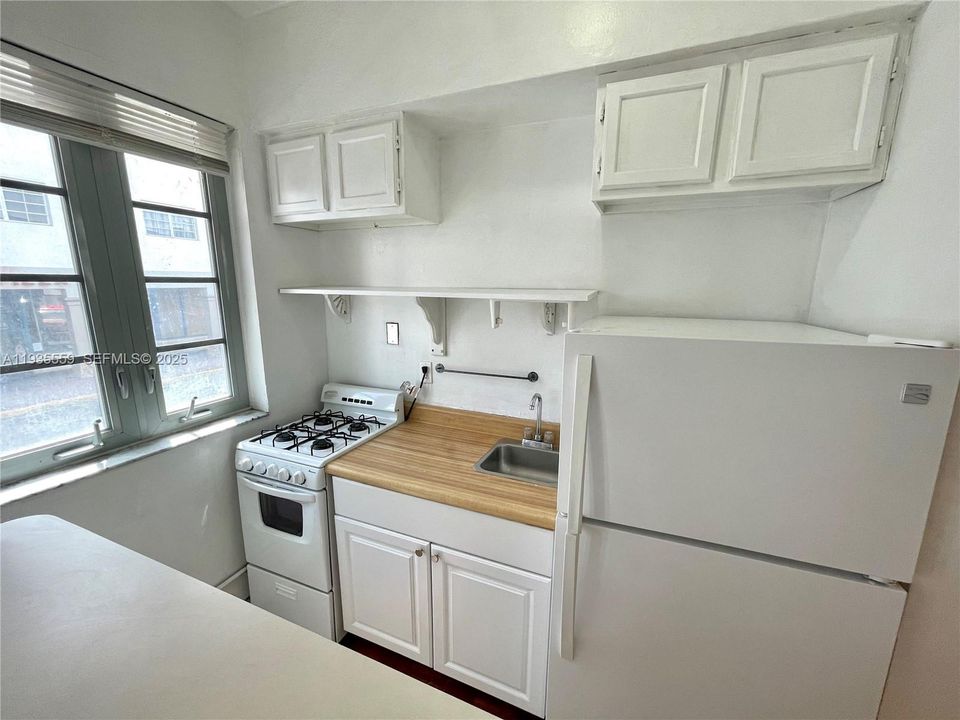 出租: $1,575 (0 贝兹, 1 浴室, 325 平方英尺)