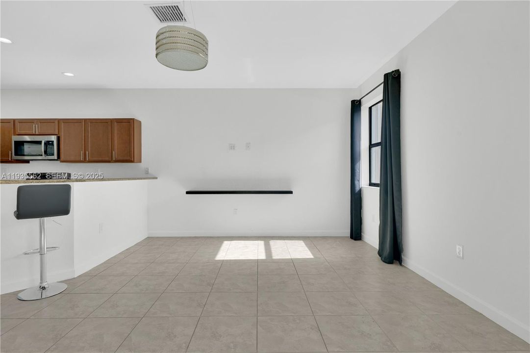 В аренду: $3,000 (3 спален, 2 ванн, 1741 Квадратных фут)