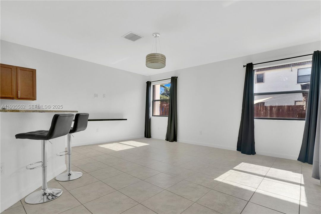 В аренду: $3,000 (3 спален, 2 ванн, 1741 Квадратных фут)