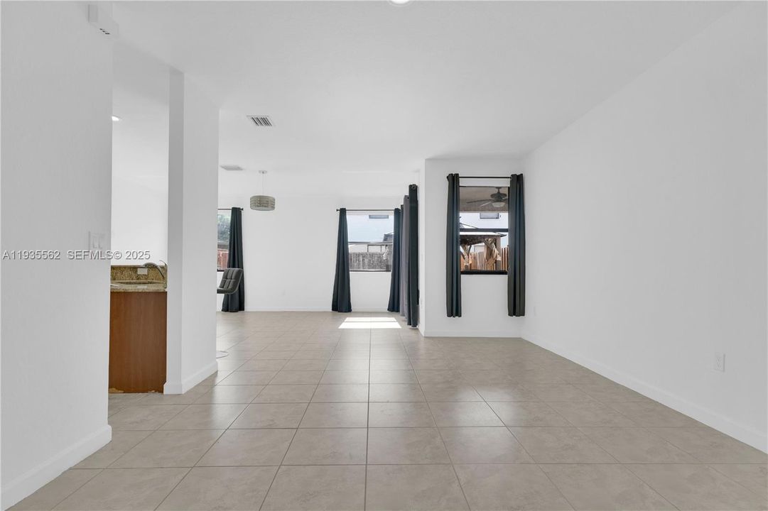 В аренду: $3,000 (3 спален, 2 ванн, 1741 Квадратных фут)