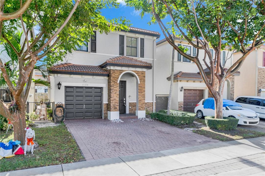 В аренду: $3,000 (3 спален, 2 ванн, 1741 Квадратных фут)