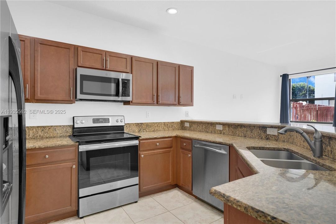 В аренду: $3,000 (3 спален, 2 ванн, 1741 Квадратных фут)