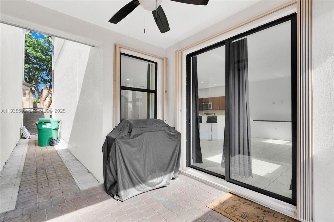 В аренду: $3,000 (3 спален, 2 ванн, 1741 Квадратных фут)