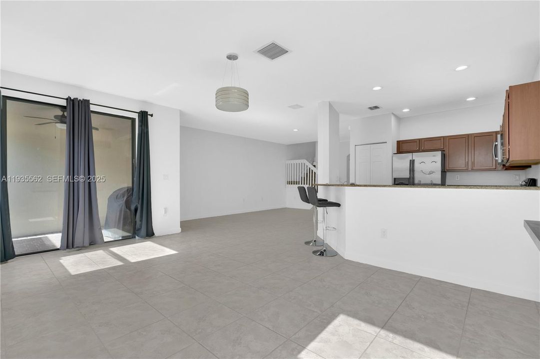 В аренду: $3,000 (3 спален, 2 ванн, 1741 Квадратных фут)