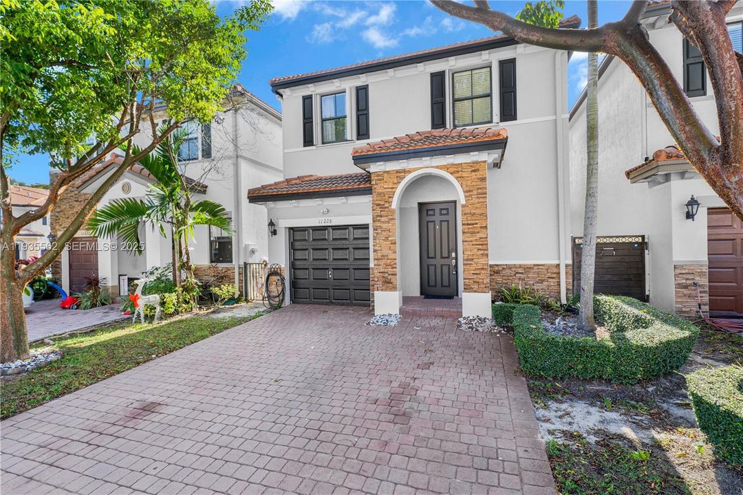 В аренду: $3,000 (3 спален, 2 ванн, 1741 Квадратных фут)