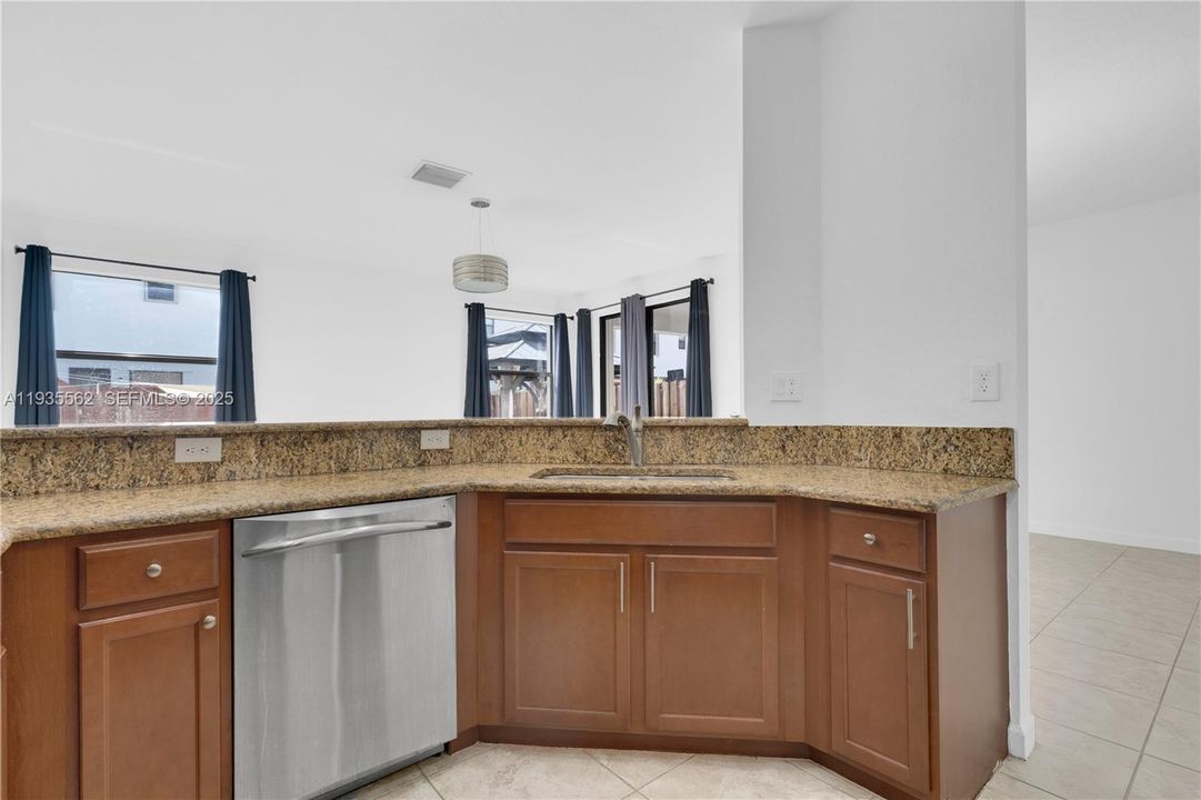 В аренду: $3,000 (3 спален, 2 ванн, 1741 Квадратных фут)