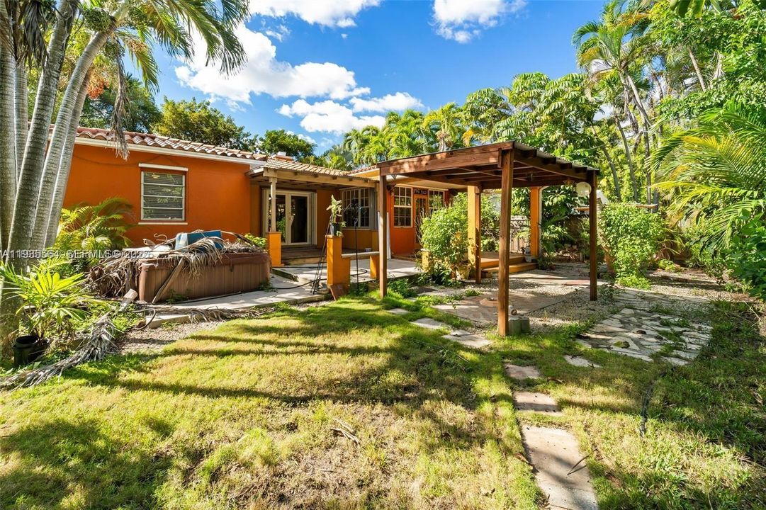 For Rent: $4,250 (2 beds, 1 baths, 1334 Square Feet)