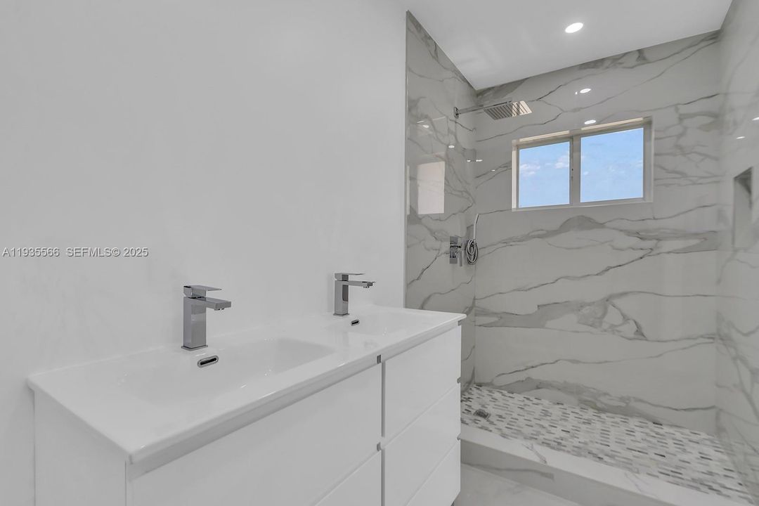 En Renta: $4,000 (4 camas, 2 baños, 1674 Pies cuadrados)