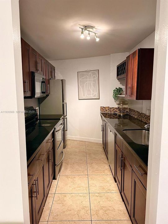 出租: $3,200 (2 贝兹, 2 浴室, 940 平方英尺)