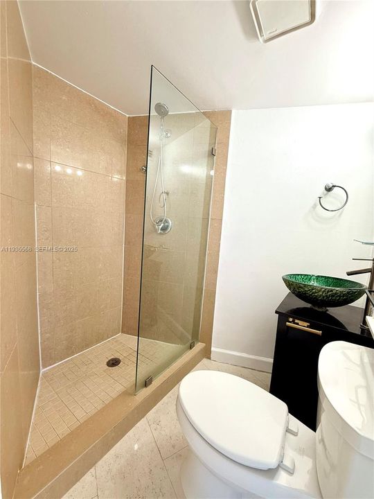 出租: $3,200 (2 贝兹, 2 浴室, 940 平方英尺)