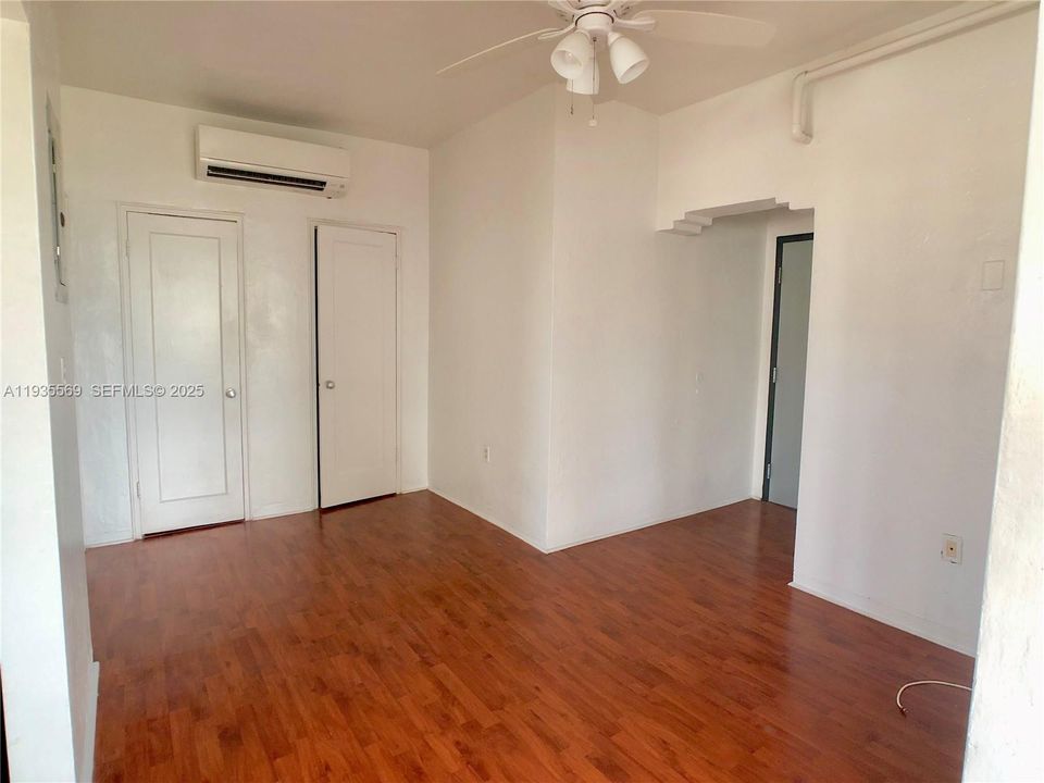 出租: $1,600 (0 贝兹, 1 浴室, 325 平方英尺)