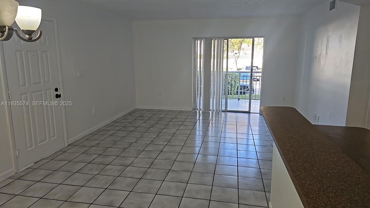 For Rent: $1,950 (2 beds, 2 baths, 1113 Square Feet)