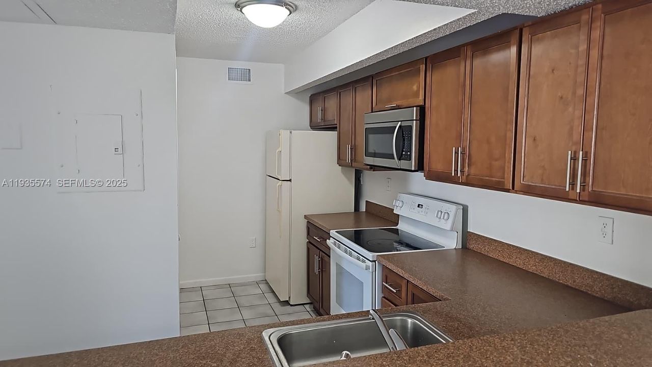 For Rent: $1,950 (2 beds, 2 baths, 1113 Square Feet)