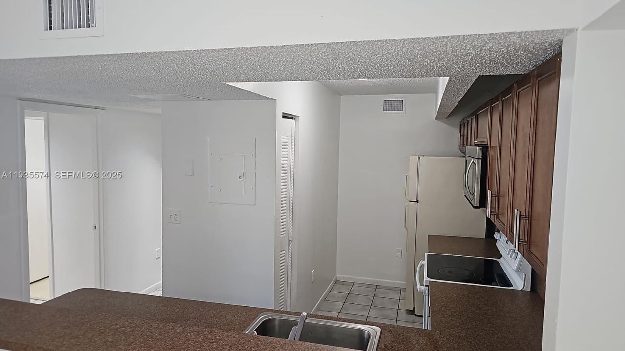 For Rent: $1,950 (2 beds, 2 baths, 1113 Square Feet)