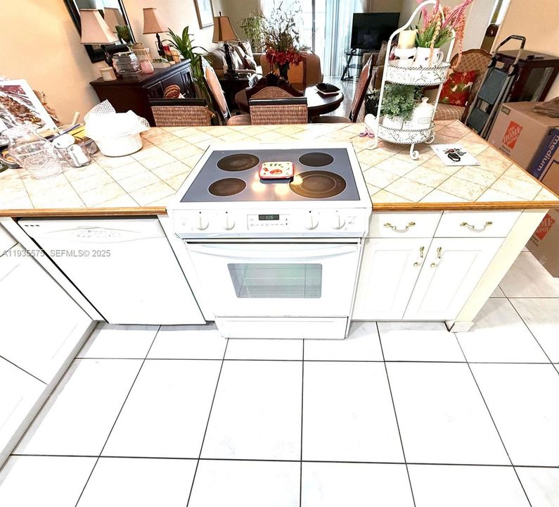 На продажу: $175,000 (1 спален, 1 ванн, 861 Квадратных фут)