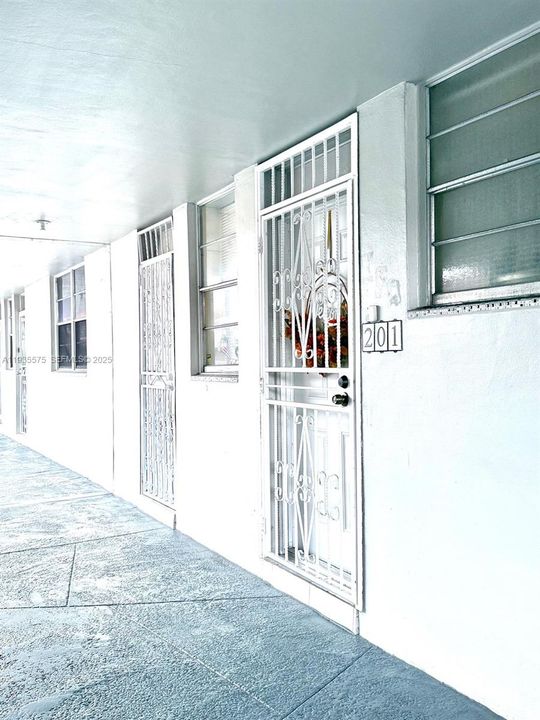 待售: $175,000 (1 贝兹, 1 浴室, 861 平方英尺)