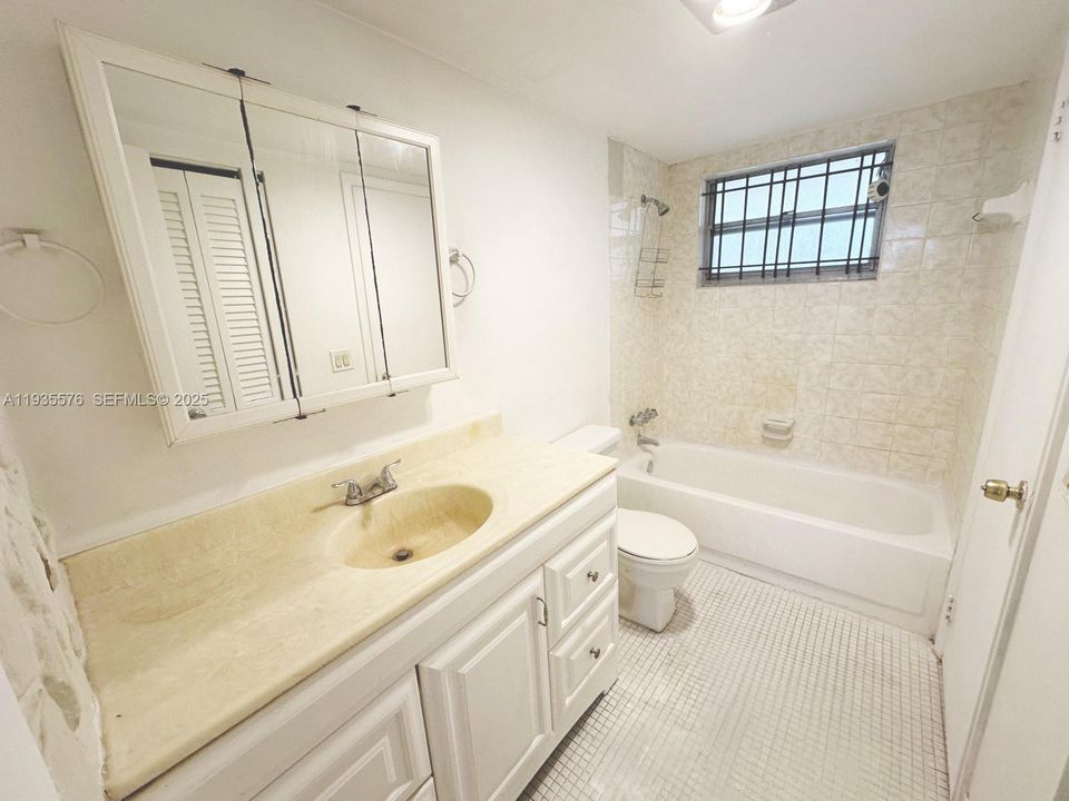 待售: $143,000 (1 贝兹, 1 浴室, 840 平方英尺)