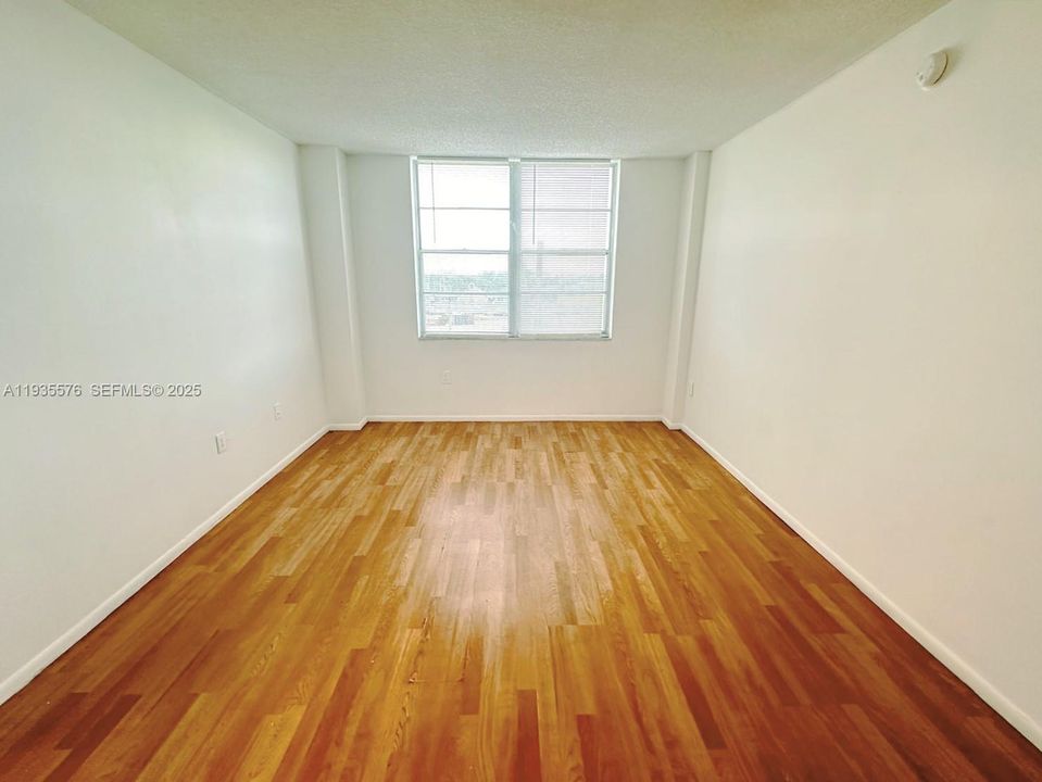 待售: $143,000 (1 贝兹, 1 浴室, 840 平方英尺)