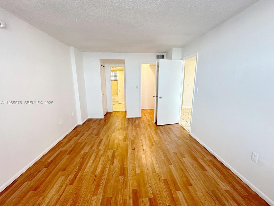 待售: $143,000 (1 贝兹, 1 浴室, 840 平方英尺)