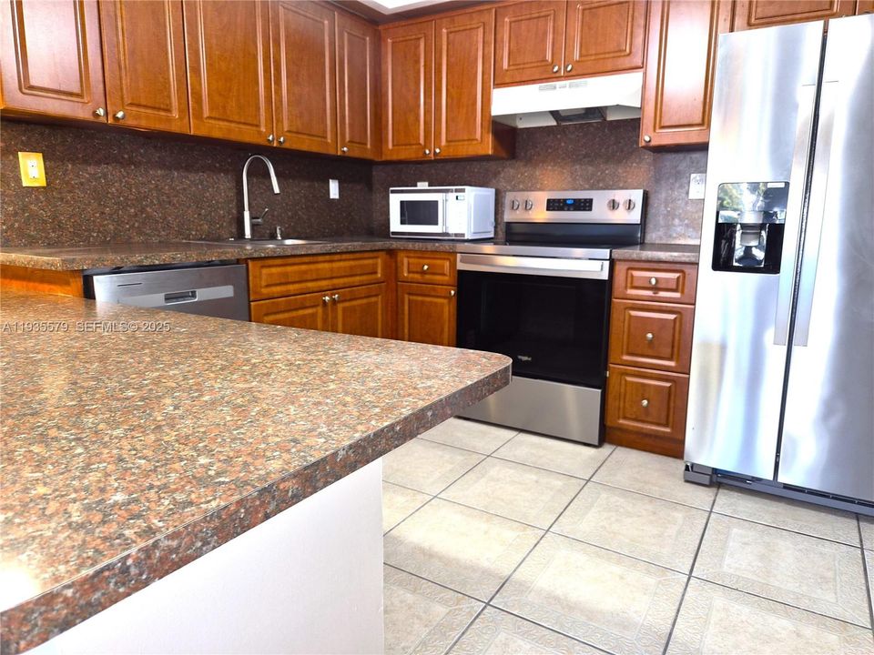 出租: $2,200 (2 贝兹, 2 浴室, 939 平方英尺)