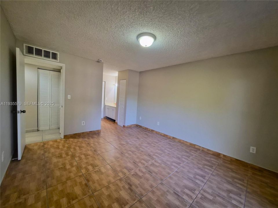 出租: $2,200 (2 贝兹, 2 浴室, 939 平方英尺)