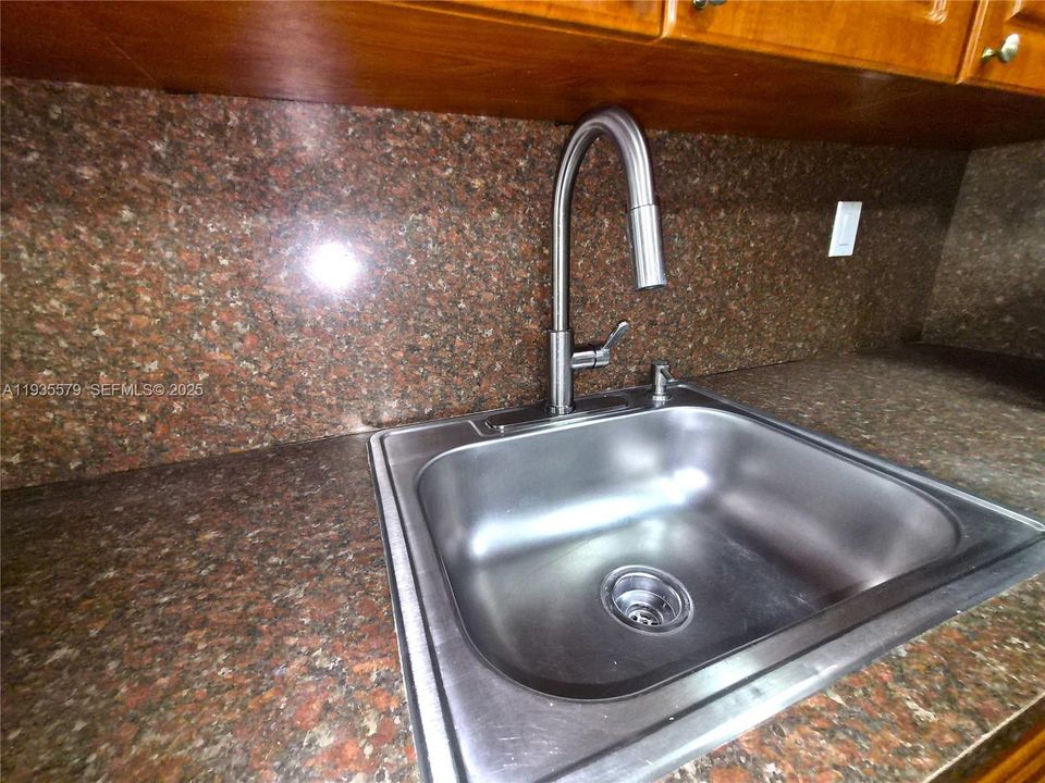 出租: $2,200 (2 贝兹, 2 浴室, 939 平方英尺)