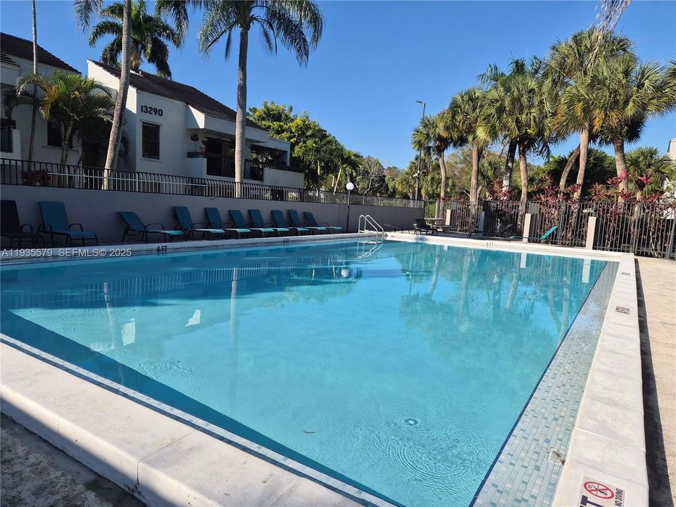 出租: $2,200 (2 贝兹, 2 浴室, 939 平方英尺)