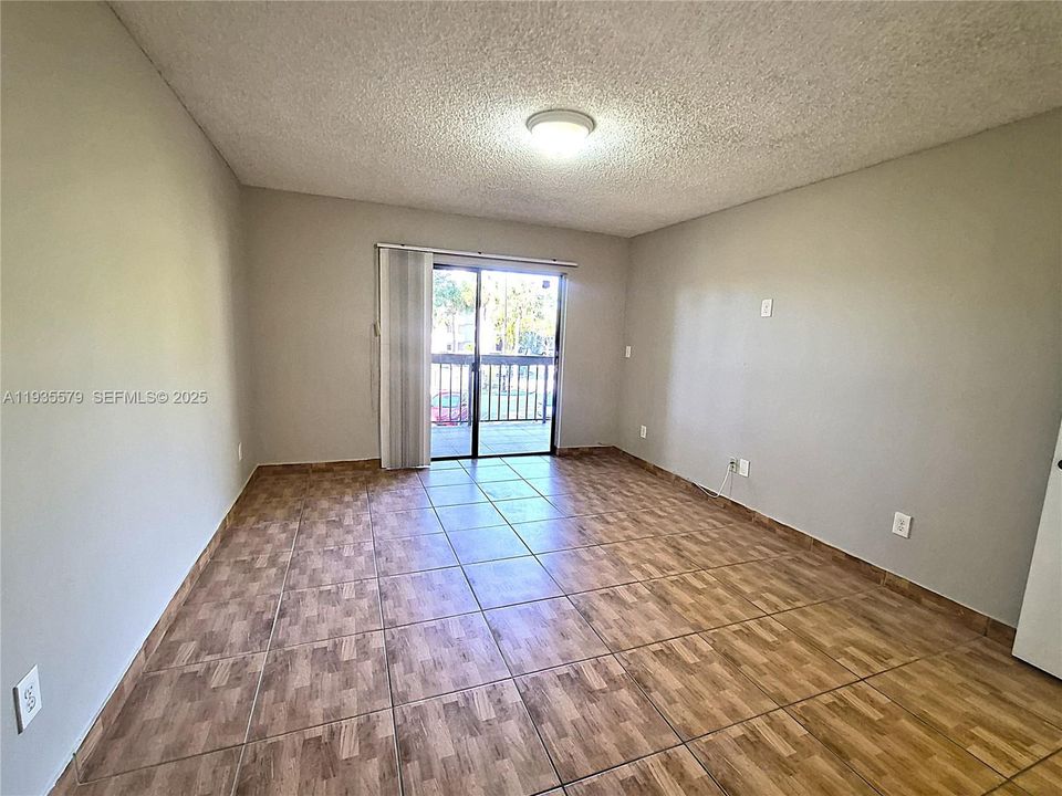 出租: $2,200 (2 贝兹, 2 浴室, 939 平方英尺)