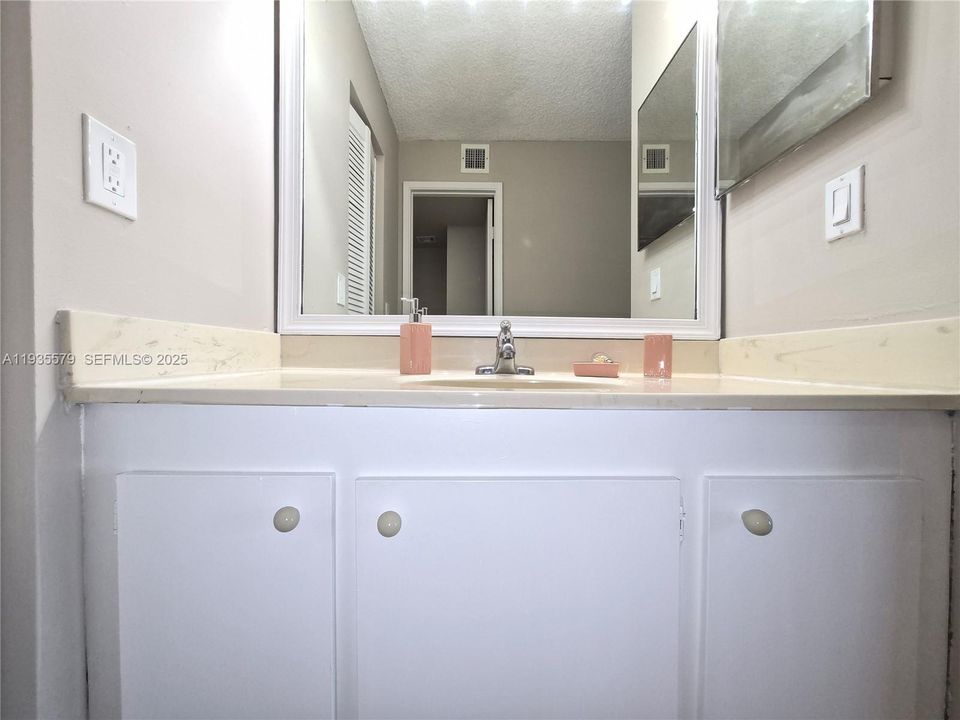 出租: $2,200 (2 贝兹, 2 浴室, 939 平方英尺)