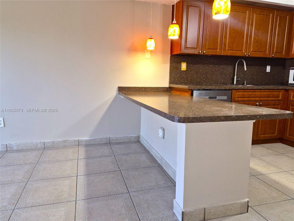 出租: $2,200 (2 贝兹, 2 浴室, 939 平方英尺)