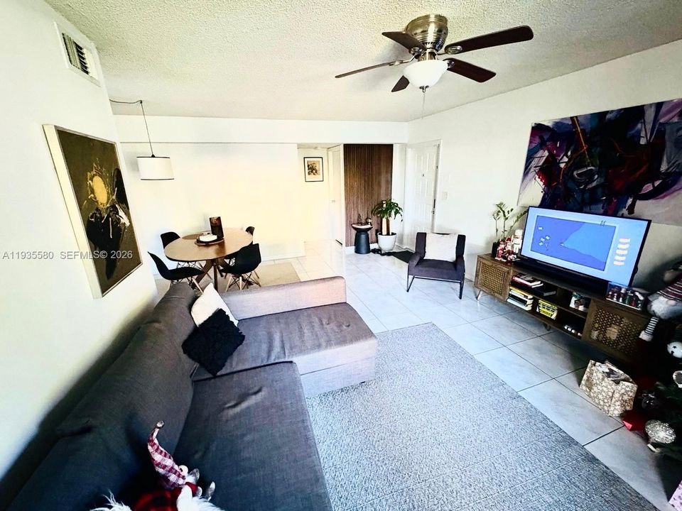 出租: $2,200 (2 贝兹, 2 浴室, 1037 平方英尺)