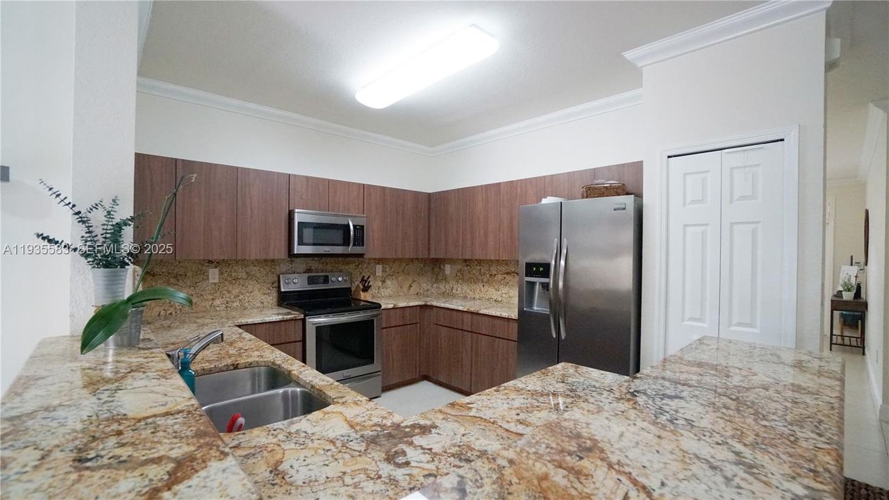 For Rent: $3,175 (3 beds, 2 baths, 1900 Square Feet)