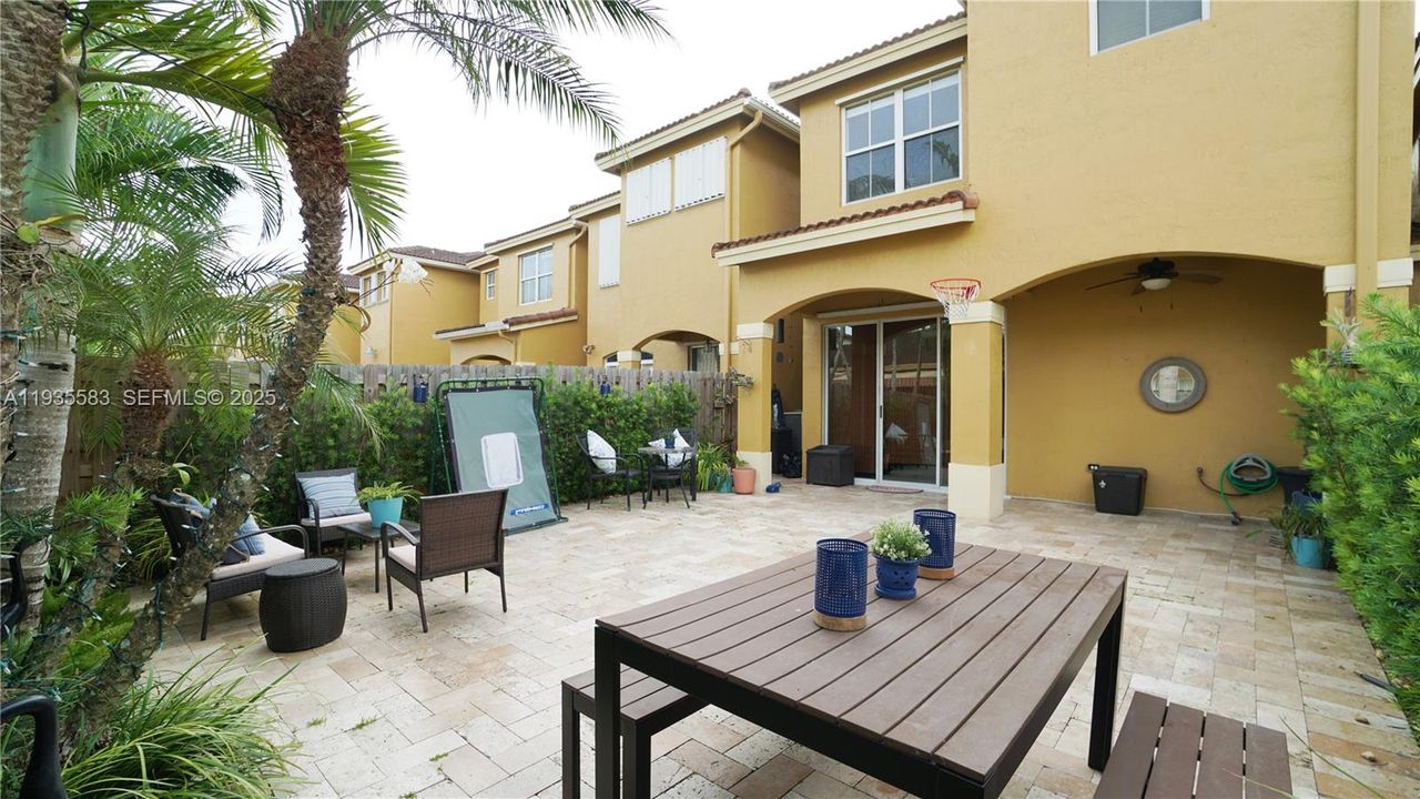 For Rent: $3,175 (3 beds, 2 baths, 1900 Square Feet)