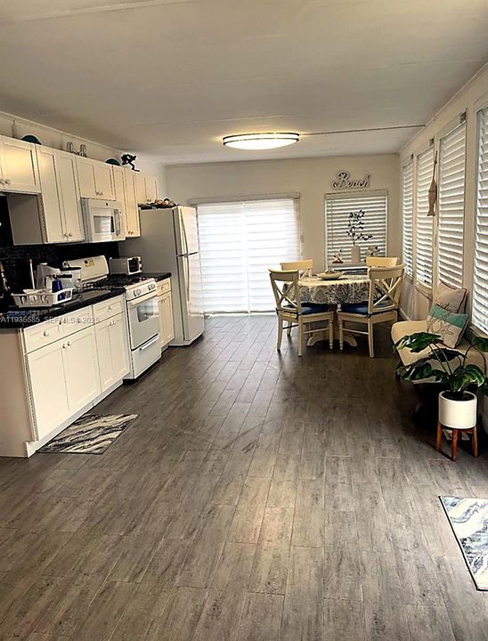 出租: $1,900 (2 贝兹, 1 浴室, 744 平方英尺)