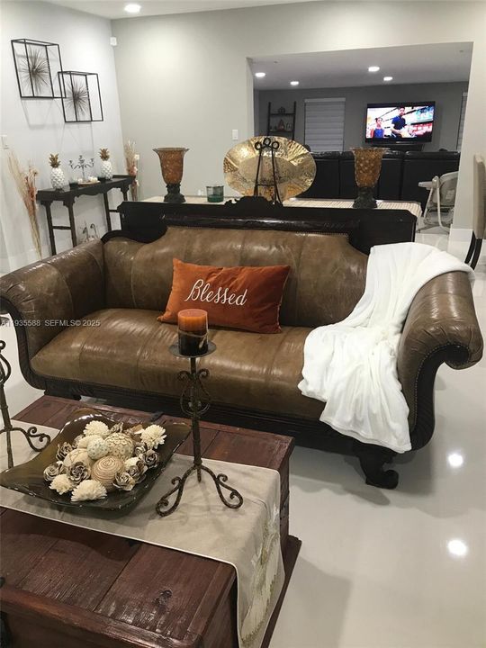 出租: $4,100 (3 贝兹, 2 浴室, 2477 平方英尺)