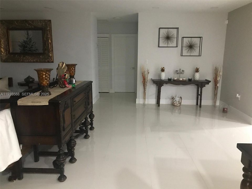 出租: $4,100 (3 贝兹, 2 浴室, 2477 平方英尺)