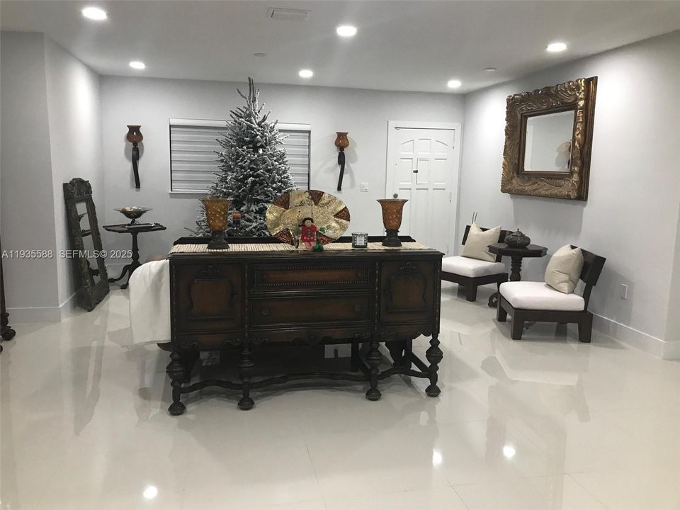 出租: $4,100 (3 贝兹, 2 浴室, 2477 平方英尺)