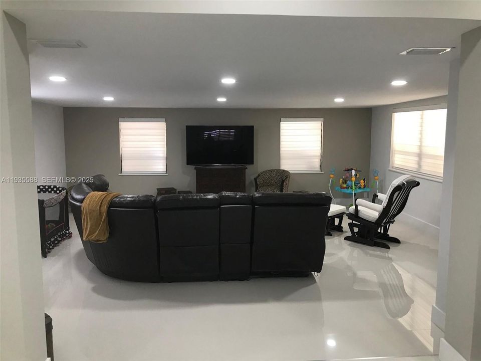 出租: $4,100 (3 贝兹, 2 浴室, 2477 平方英尺)