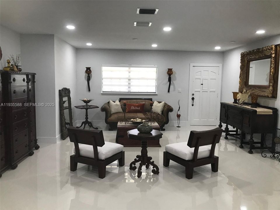 出租: $4,100 (3 贝兹, 2 浴室, 2477 平方英尺)