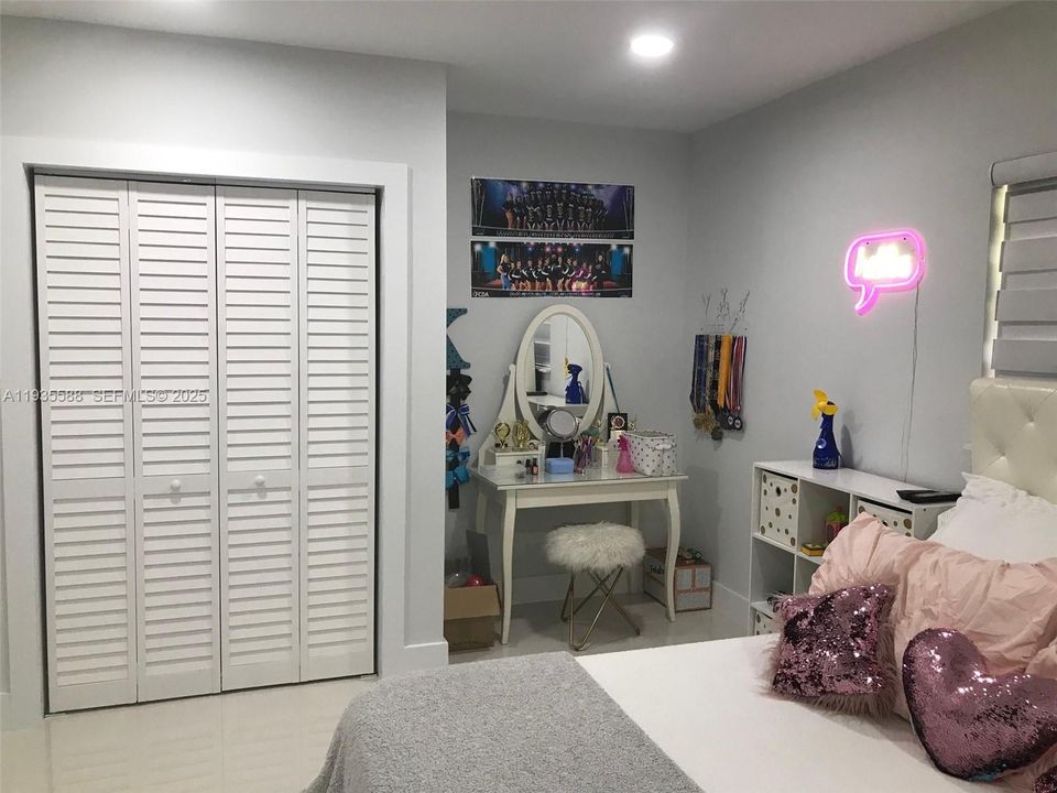 出租: $4,100 (3 贝兹, 2 浴室, 2477 平方英尺)