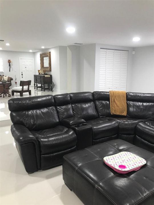 出租: $4,100 (3 贝兹, 2 浴室, 2477 平方英尺)