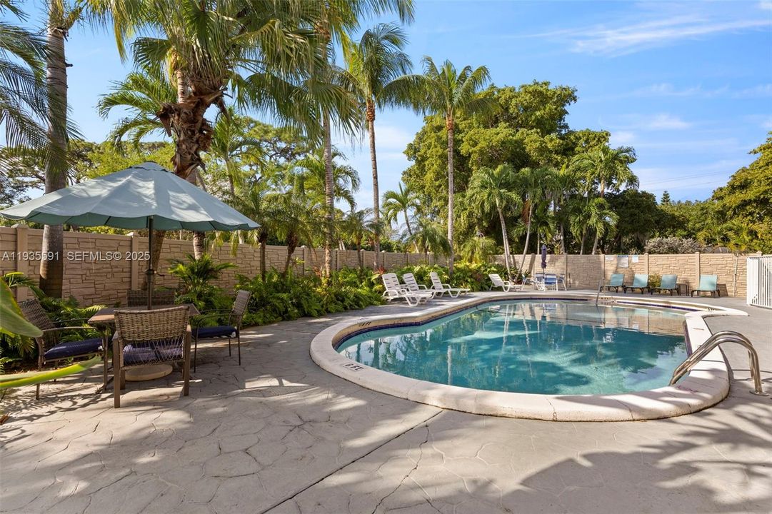 На продажу: $239,900 (2 спален, 1 ванн, 740 Квадратных фут)