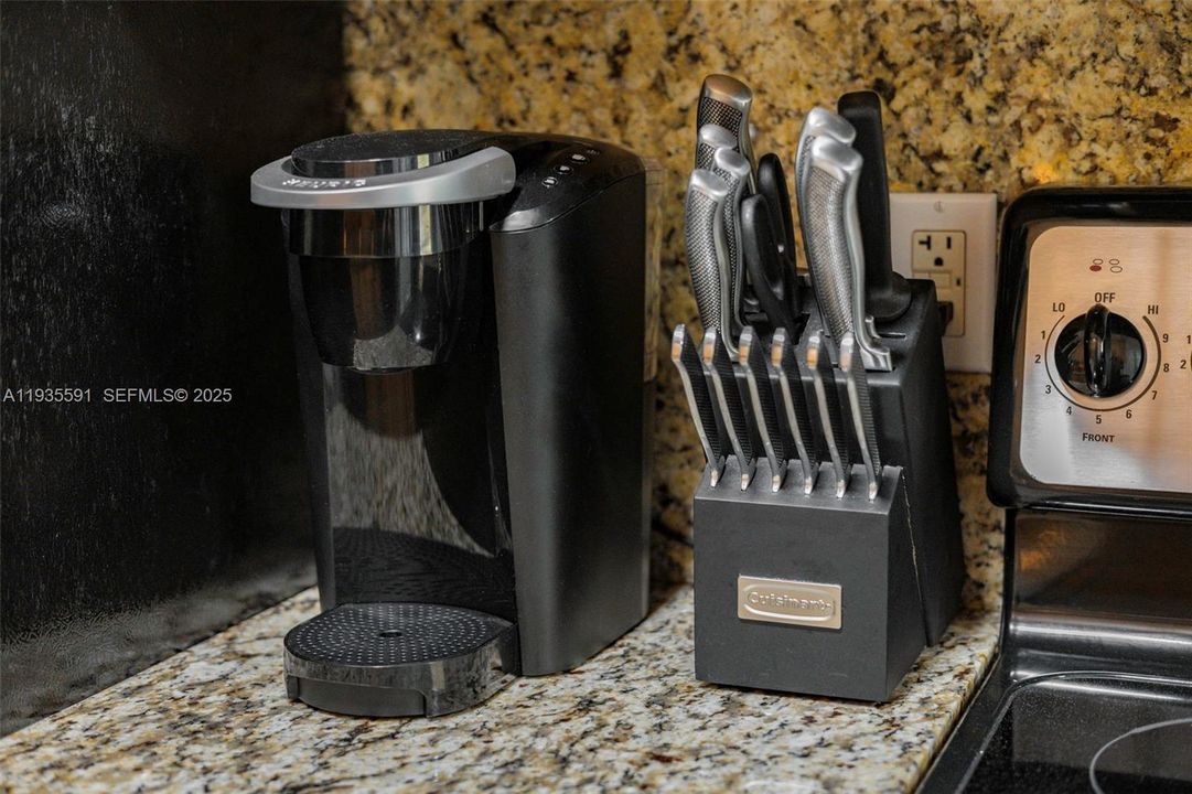 На продажу: $239,900 (2 спален, 1 ванн, 740 Квадратных фут)