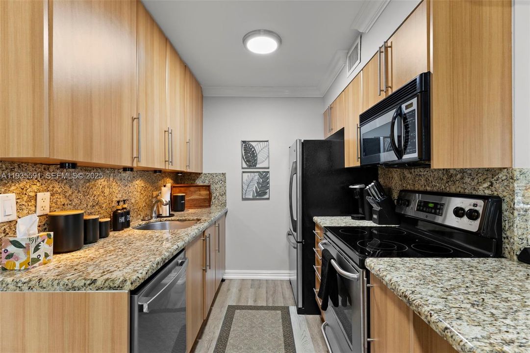 На продажу: $239,900 (2 спален, 1 ванн, 740 Квадратных фут)