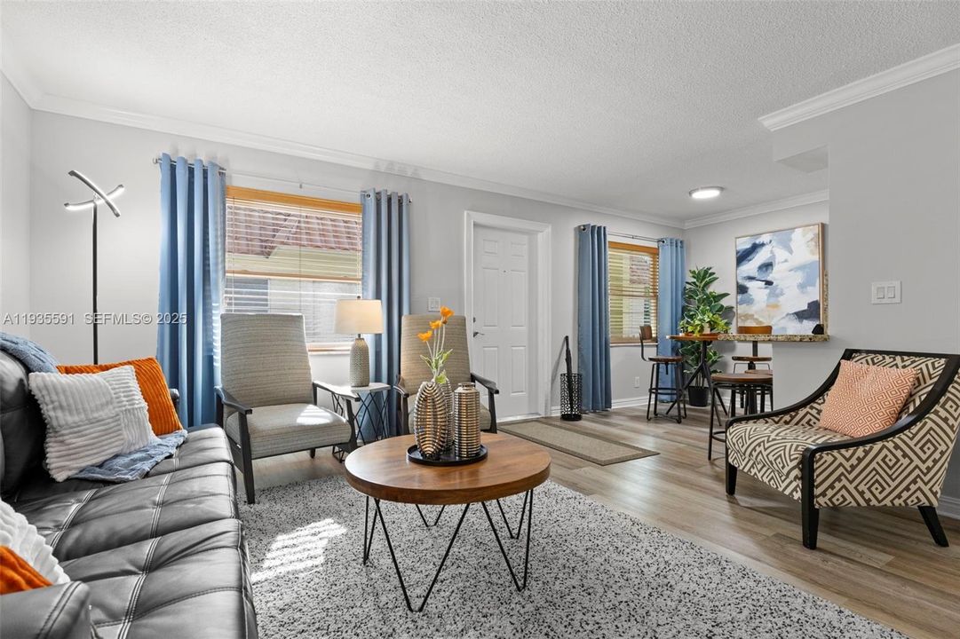 На продажу: $239,900 (2 спален, 1 ванн, 740 Квадратных фут)