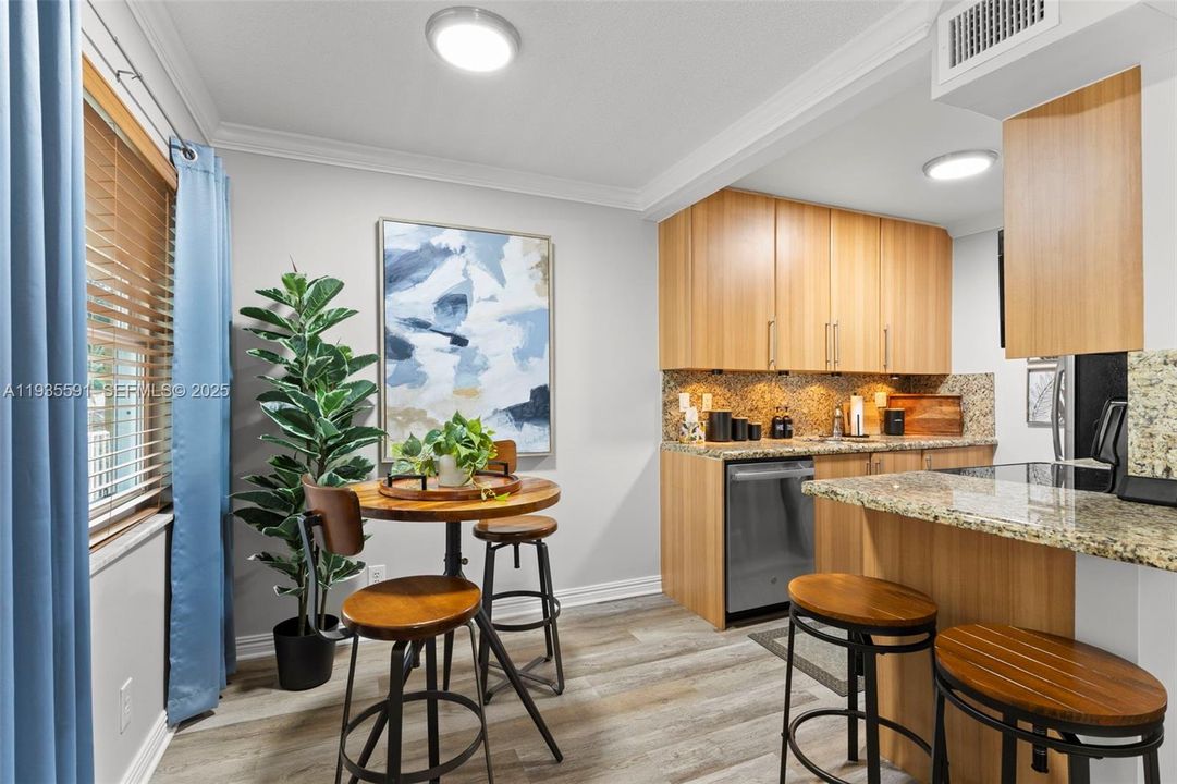 На продажу: $239,900 (2 спален, 1 ванн, 740 Квадратных фут)