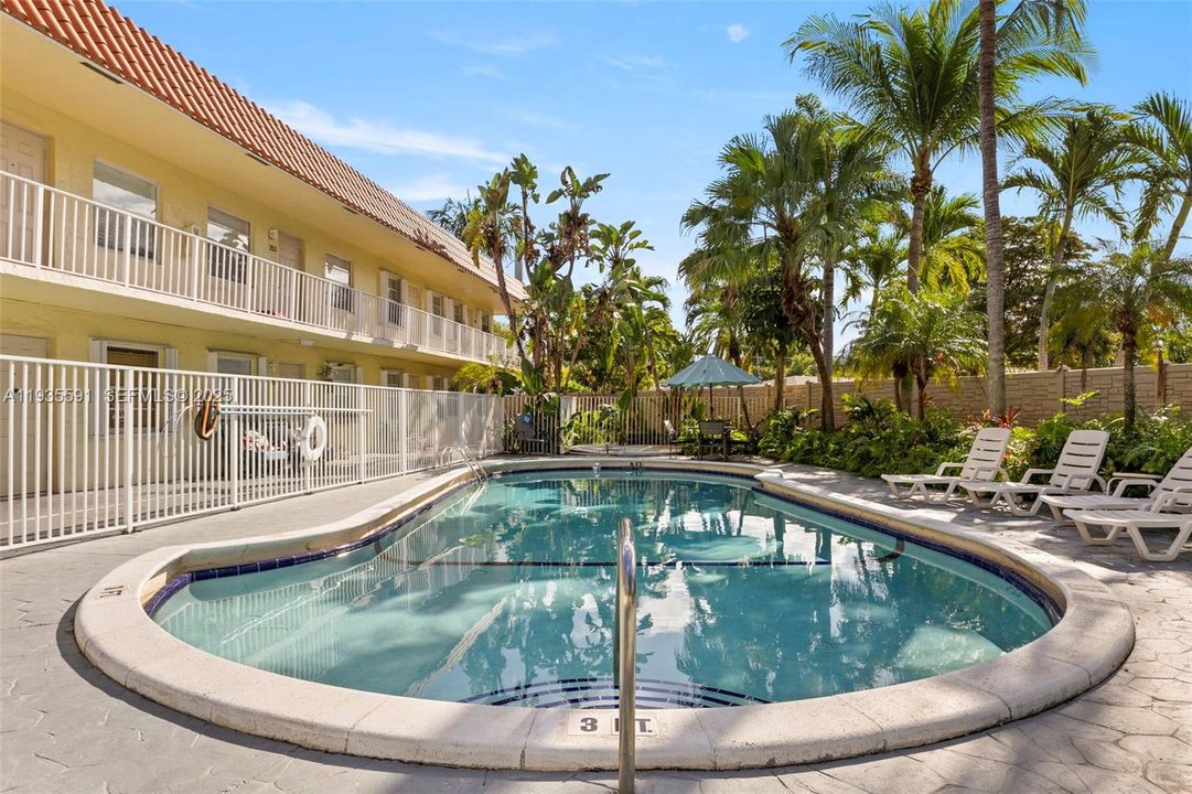 На продажу: $239,900 (2 спален, 1 ванн, 740 Квадратных фут)